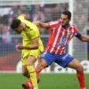 Gelandang Villarreal Santi Comesana berduel dengan gelandang Atletico Madrid Koke dalam pertandingan Liga Span