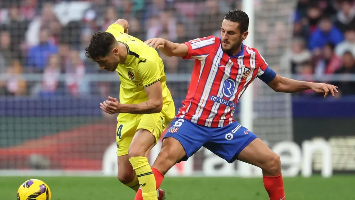 Gelandang Villarreal Santi Comesana berduel dengan gelandang Atletico Madrid Koke dalam pertandingan Liga Span