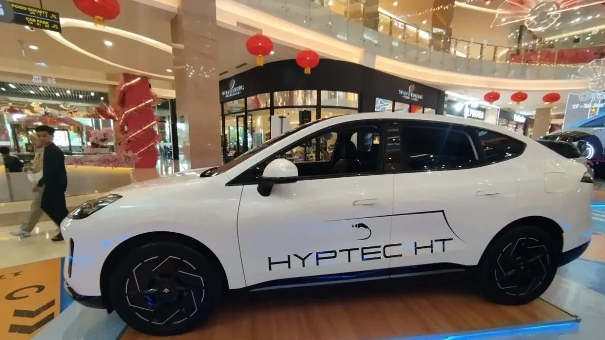 Mobil AION yang dipamerkan di Pakuwon Mall dalam Otomotif Trend 2025. (Antara/HO-AION)