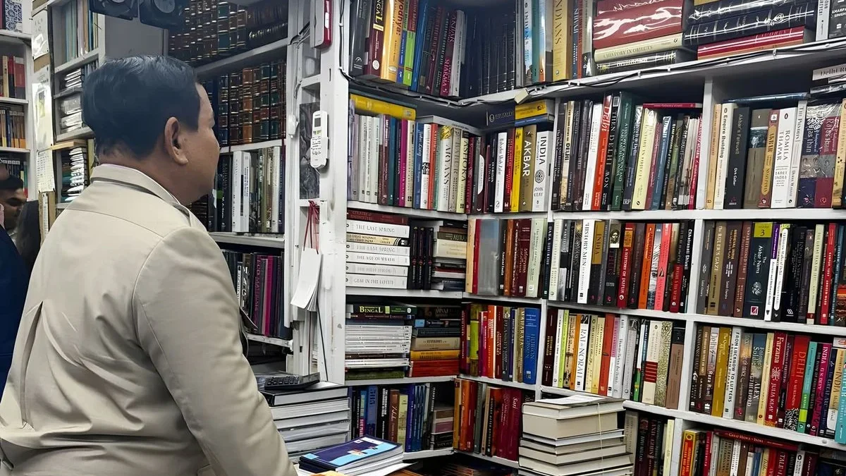 Presiden Prabowo Subianto menyempatkan diri untuk singgah di toko buku langganannya di sela kunjungan kenegara