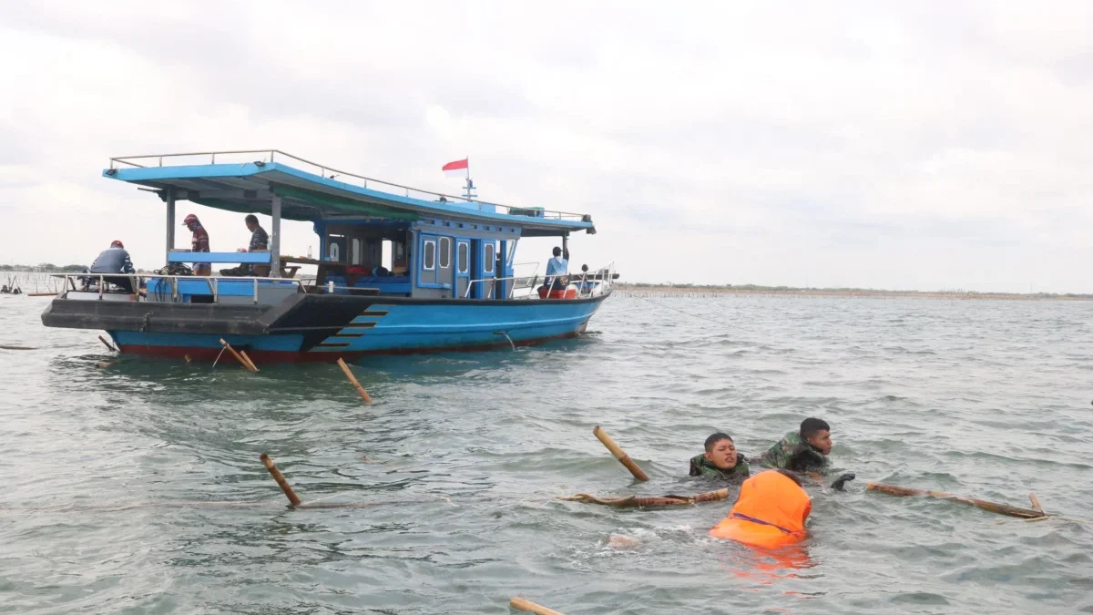 Dalam penghancuran pagar laut bambu yang terbentang sejauh 30 kilometer ini di tengah hantaman gelombang panta