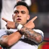 Penyerang Inter Milan Lautaro Martinez melakukan selebrasi seusai mencetak gol ke gawang Lecce dalam laga lanj