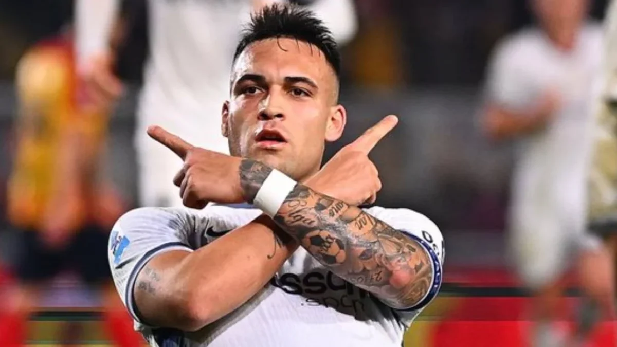 Penyerang Inter Milan Lautaro Martinez melakukan selebrasi seusai mencetak gol ke gawang Lecce dalam laga lanj