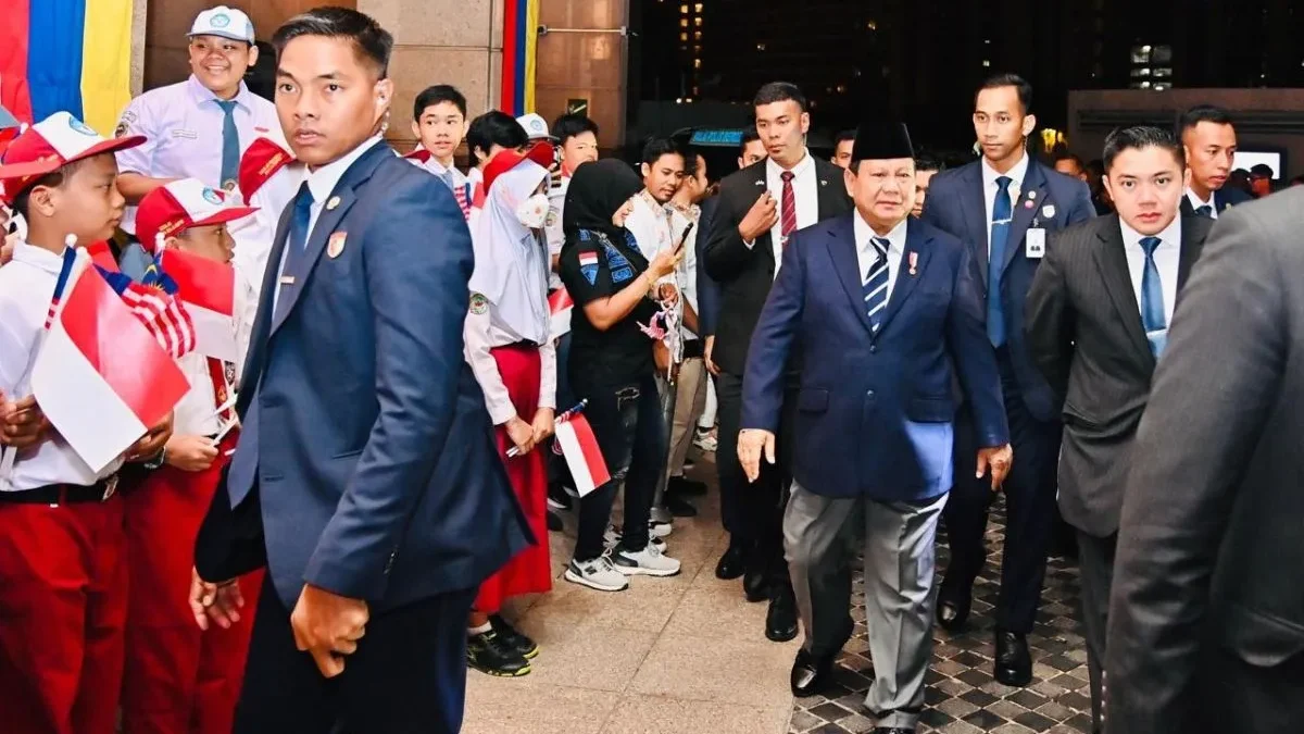 Sejumlah pelajar asal Indonesia menyambut kedatangan Presiden RI Prabowo Subianto di Kuala Lumpur, Malaysia, S