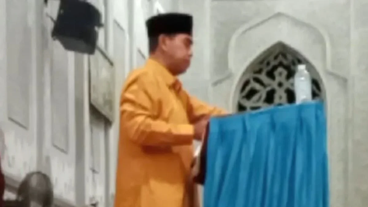 Teungku Hasbi Geudong saat membaca Al-Qur\'an pada peringatan Isra Mikraj di Masjid Al Mujahidin, Geudong-geudo