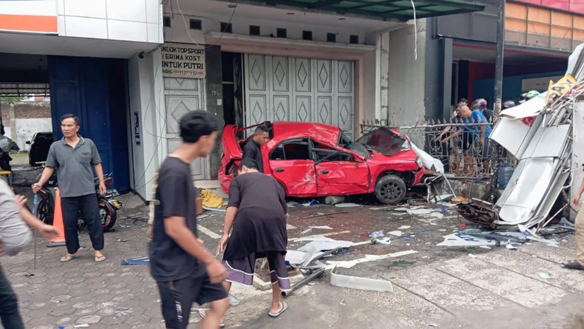 Kecelakaan beruntun di Jatinangor melihat lima kendaraan, 1 orang meninggal dunia. foto/Polsek Sumedang/Istime