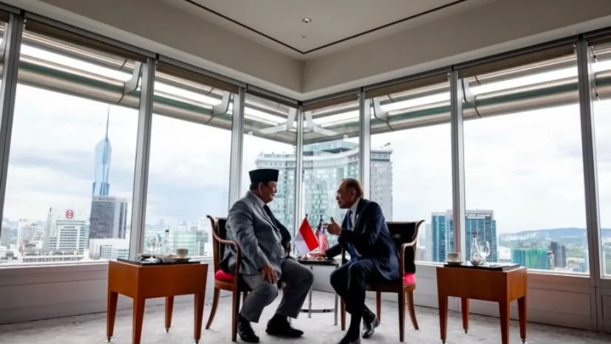 Presiden Prabowo Subianto dan PM Malaysia Anwar Ibrahim bicara empat mata di Menara Kembar Petronas. (Instagra