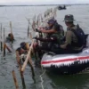 Tim gabungan membongkar pagar laut di Tangerang, Banten. Foto: Dok Dispenal