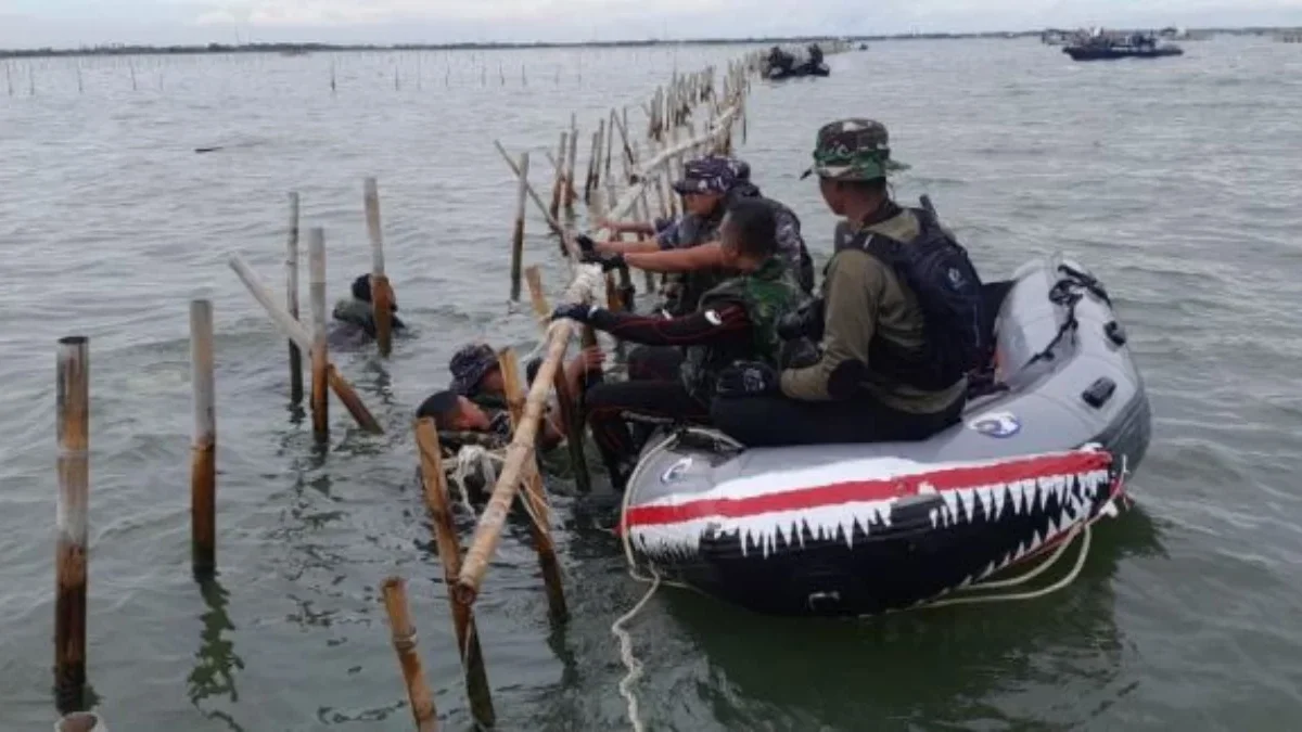 Tim gabungan membongkar pagar laut di Tangerang, Banten. Foto: Dok Dispenal