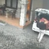 Pelaku mutilasi wanita di dalam koper di Ngawi terekam CCTV sesaat usai melancarkan aksi pembunuhan keji. Mula