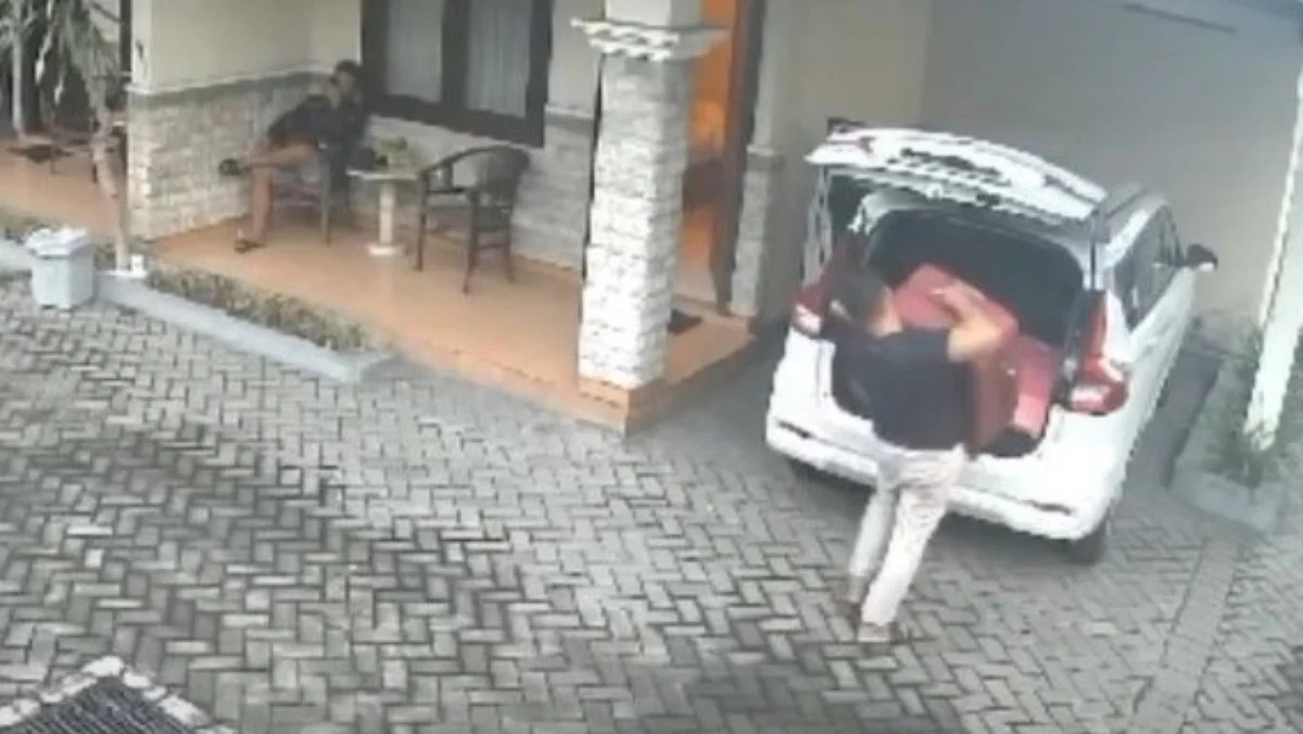 Pelaku mutilasi wanita di dalam koper di Ngawi terekam CCTV sesaat usai melancarkan aksi pembunuhan keji. Mula