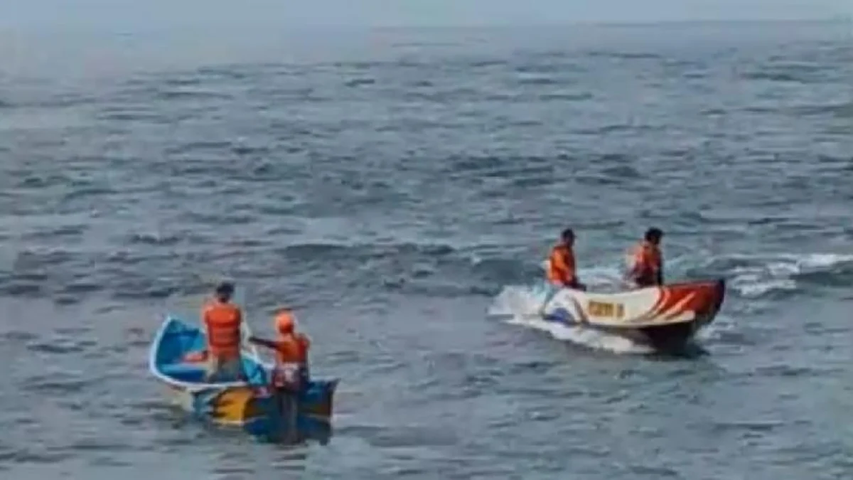 Tim penyelamat melakukan pencarian dan evakuasi korban terseret arus Pantai Drini Gunungkidul Yogyakarta Selas