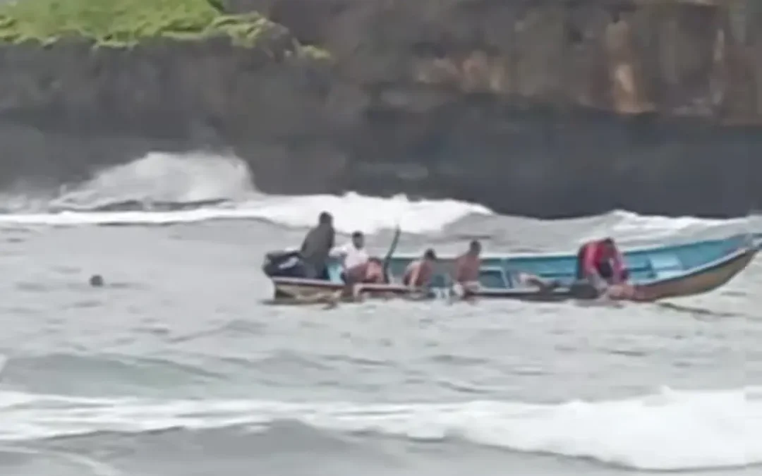 13 siswa SMP Negeri 7 Kota Mojokerto terseret ombak di Pantai Drini Yogyakarta. (Foto: Istimewa)