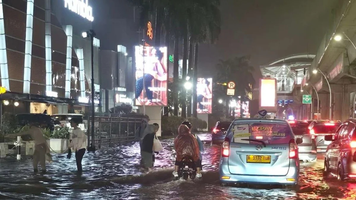 Banjir merendam Jalan Kelapa Hibrida Raya dan Bundaran Kelapa Gading, Jakarta Utara (Foto: Akun X @Lori)