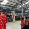 Pertunjukan barongsai di Stasiun Solo Balapan, Rabu (29/1). (IST/KAI Commuter Line)