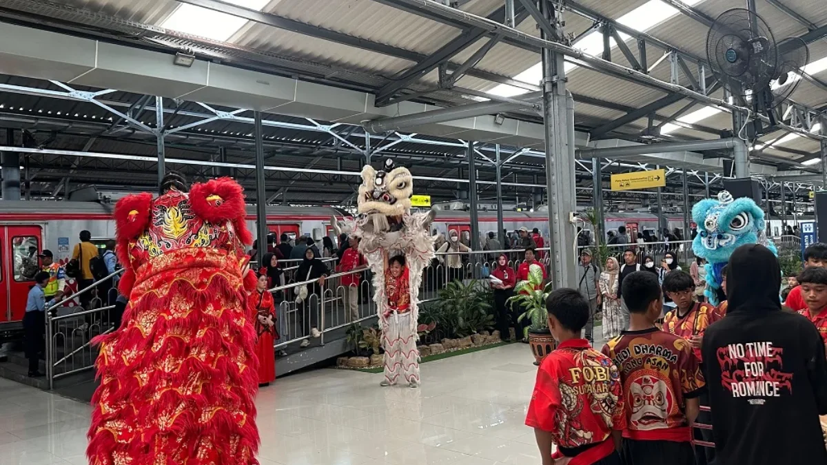 Pertunjukan barongsai di Stasiun Solo Balapan, Rabu (29/1). (IST/KAI Commuter Line)