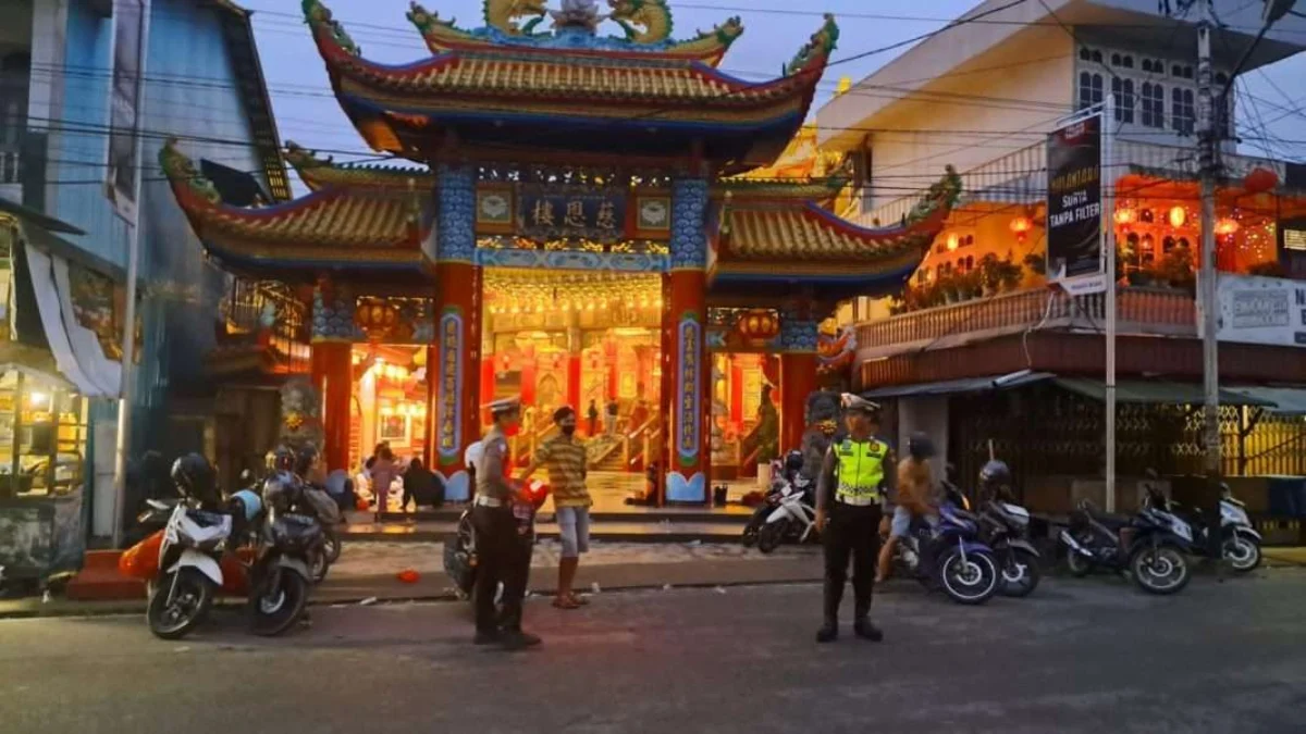 Aparat kepolisian saat melakukan pengamanan sembahyang Imlek di Vihara Budi Dharma (Kwan Im Khiung). (Foto: Hu