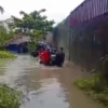 Kawasan pemukiman warga di Desa Eretan Kulon, Kecamatan Kandanghaur, Kabupaten Indramayu, Jawa Barat, dilanda