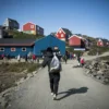 Seorang pria membawa ikan dari perjalanan memancing di Kulusuk, Greenland. (Foto: Jonathan Nackstrand/AFP/Gett