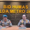 Kabid Humas Polda Metro Jaya Kombes Ade Ary Syam Indradi (kanan) dan Kabid Propam Polda Metro Jaya Kombes Radj