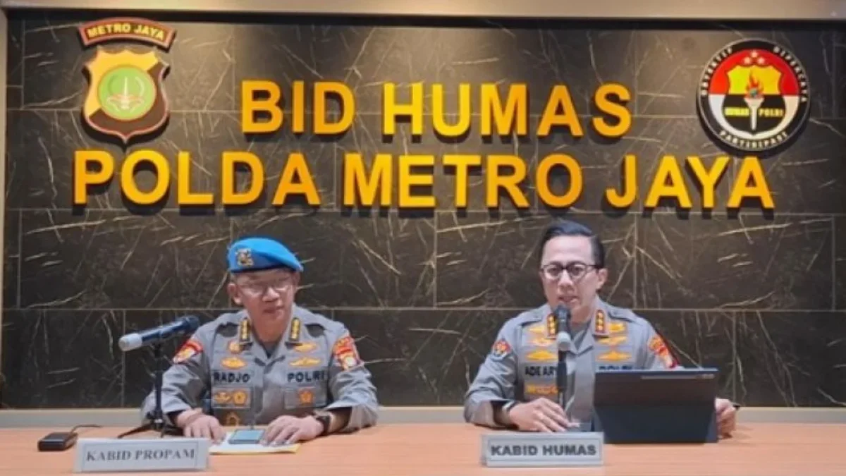 Kabid Humas Polda Metro Jaya Kombes Ade Ary Syam Indradi (kanan) dan Kabid Propam Polda Metro Jaya Kombes Radj