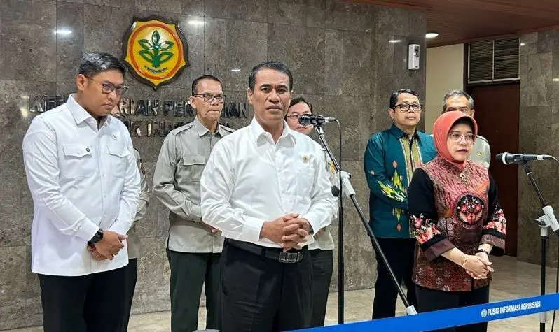 Menteri Pertanian Andi Amran Sulaiman dan Plt. Kepala BPS Amalia Adininggar Widyasanti di Kantor Kementerian P