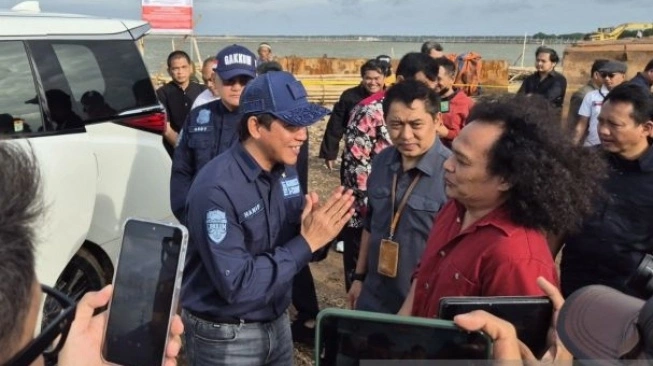 Kuasa hukum PT Tunas Ruang Pelabuhan Nusantara Deolipa Yumara (kemeja merah) sedang berbincang dengan Menteri