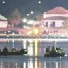 Dua kapal penyelamat mencari di perairan Sungai Potomac setelah sebuah pesawat yang hendak menuju Bandara Nasi