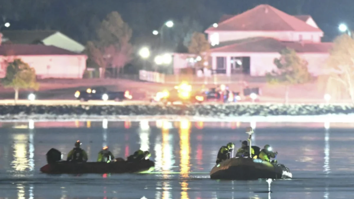 Dua kapal penyelamat mencari di perairan Sungai Potomac setelah sebuah pesawat yang hendak menuju Bandara Nasi