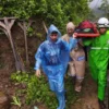 Tim SAR gabungan mengevakuasi korban tertimpa longsor di lereng Gunung Muria. (Dok Basarnas)