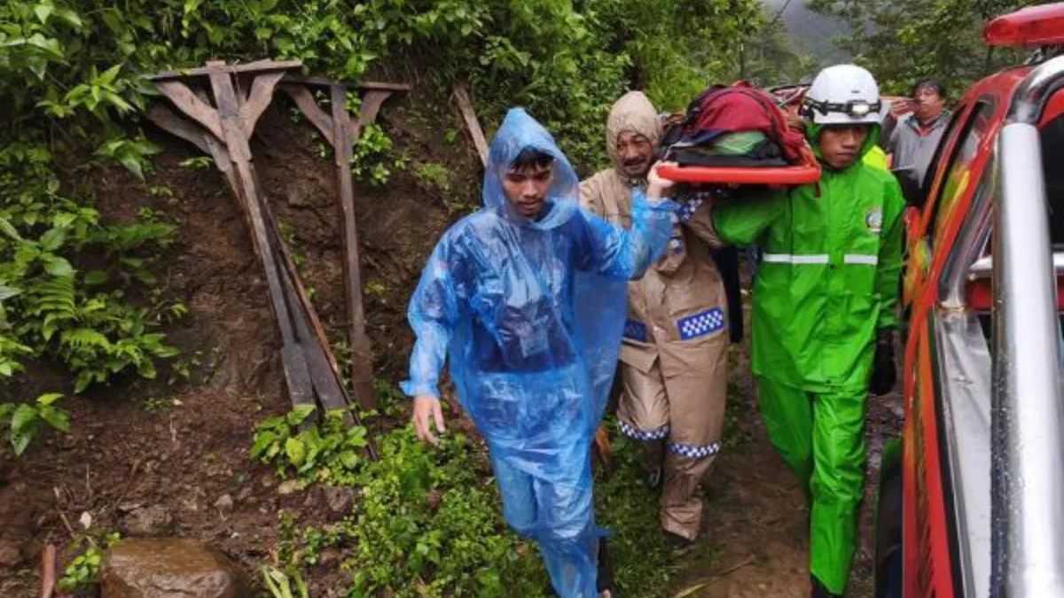 Tim SAR gabungan mengevakuasi korban tertimpa longsor di lereng Gunung Muria. (Dok Basarnas)