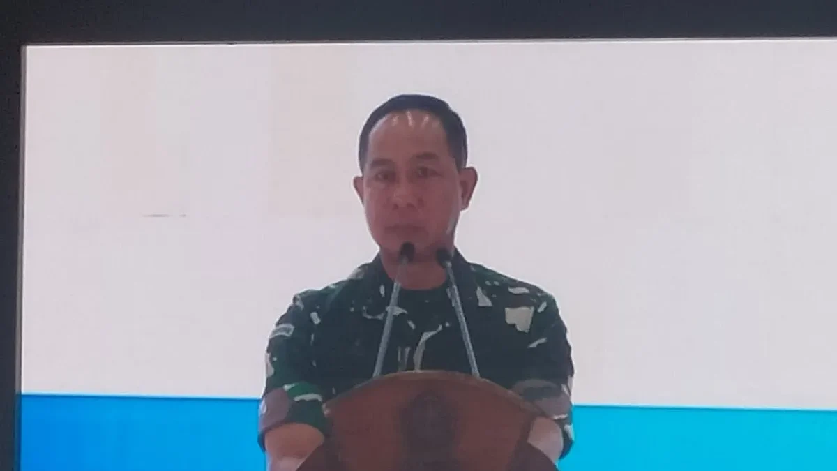 Panglima TNI Jenderal TNI Agus Subiyanto saat memberi pengarahan dalam rapim TNI di Mabes TNI, Cilangkap, Jaka