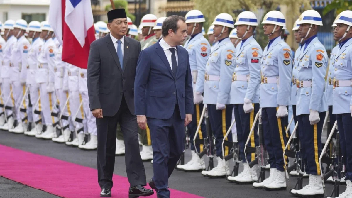 Menteri Pertahanan Prancis Sebastien Lecornu dan Menteri Pertahanan Indonesia Sjafrie Sjamsoeddin memeriksa pe