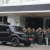 Menhan RI Sjafrie Sjamsoeddin bersama Menhan Prancis Sebastien Lecornu naik mobil Maung produksi PT Pindad dar