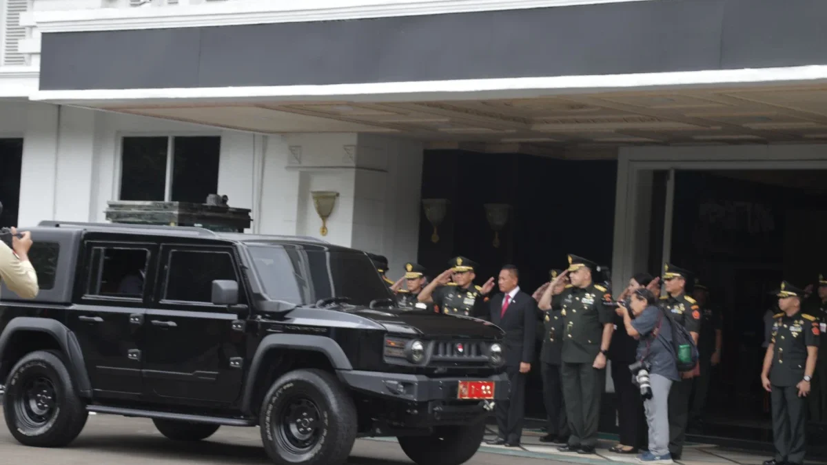 Menhan RI Sjafrie Sjamsoeddin bersama Menhan Prancis Sebastien Lecornu naik mobil Maung produksi PT Pindad dar