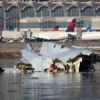 Badan pesawat American Airlines yang jatuh ke Sungai Potomac, Washington DC, Amerika Serikat, Kamis (30/01).