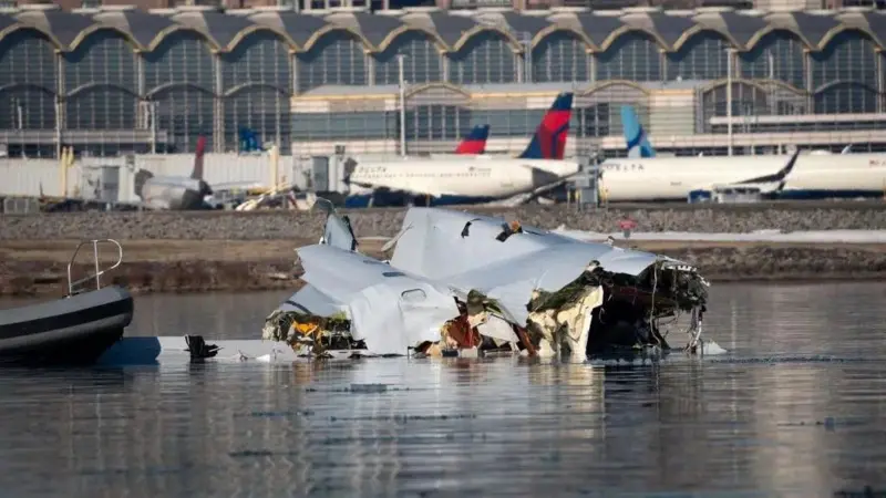 Badan pesawat American Airlines yang jatuh ke Sungai Potomac, Washington DC, Amerika Serikat, Kamis (30/01).