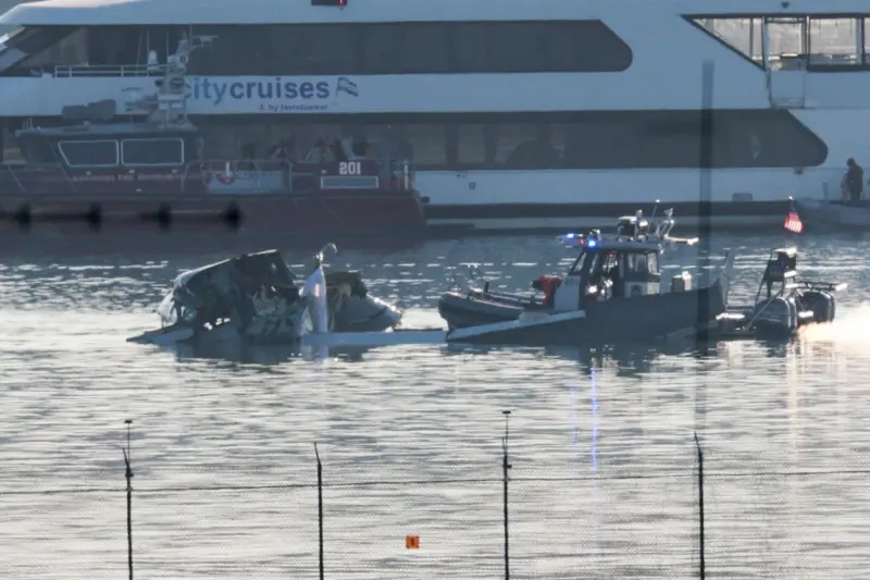 Unit tanggap darurat mencari lokasi jatuhnya pesawat American Airlines di Sungai Potomac setelah pesawat itu j