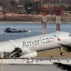 Sebuah pesawat American Airlines lepas landas dari Bandara Nasional Ronald Reagan Washington (DCA) saat tim pe