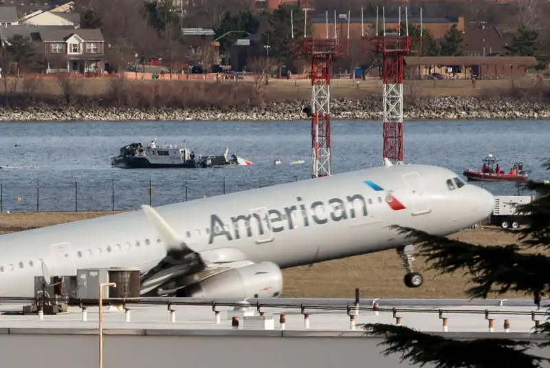 Sebuah pesawat American Airlines lepas landas dari Bandara Nasional Ronald Reagan Washington (DCA) saat tim pe