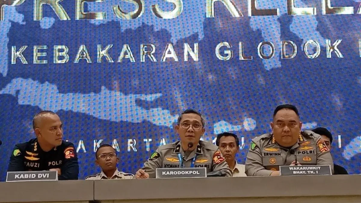 Karodokpol Pusdokkes Polri Brigjen Pol Nyoman Eddy Purnama Wirawan (tengah) saat konferensi pers kebakaran Glo