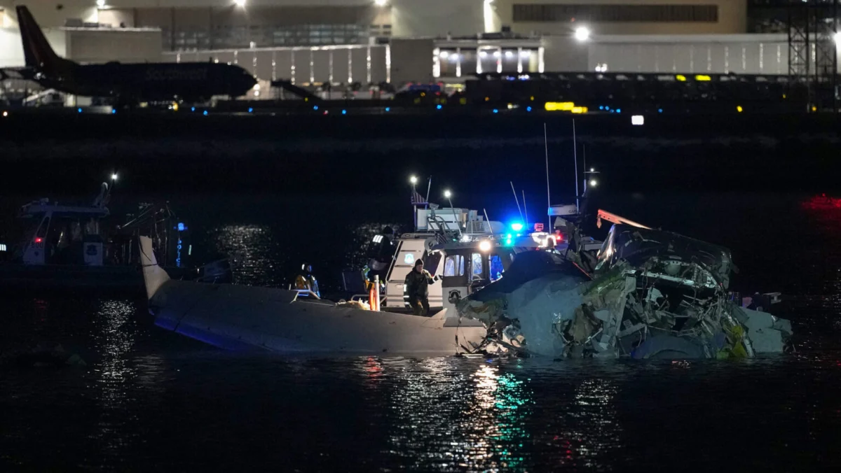 Unit tanggap darurat menilai puing-puing pesawat di Sungai Potomac dekat Bandara Ronald Reagan Washington pada