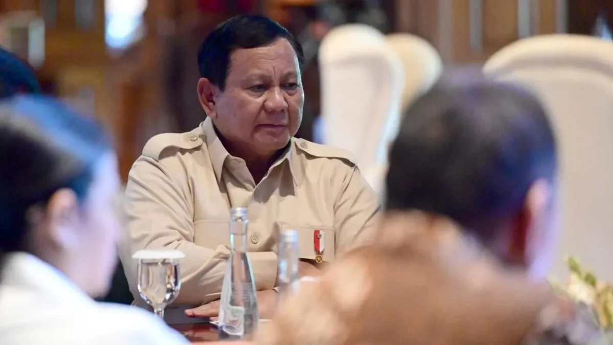 Presiden RI Prabowo Subianto dalam rapat terbatas dengan sejumlah menteri Kabinet Merah Putih di kediaman prib