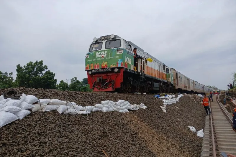 Rangkaian KA melintas jalur rel di perlintasan antara Stasiun Gubug dan Stasiun Karangjati, Kabupaten Grobogan