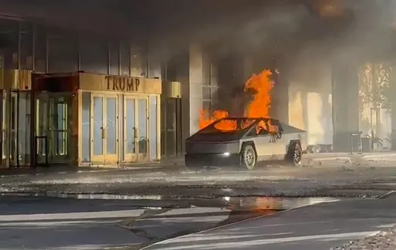 Sebuah Tesla Cybertruck meledak dan terbakar di pintu masuk Trump Int\'l Tower di Las Vegas pada 1 Januari 2025