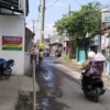 Tampak tiang listrik yang berada di jalan Pahlawan, Tengah Tani