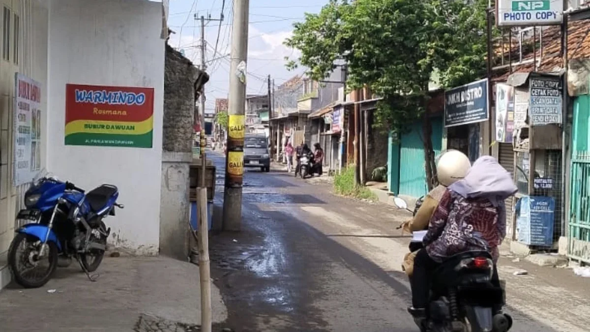 Tampak tiang listrik yang berada di jalan Pahlawan, Tengah Tani