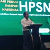 Menteri Lingkungan Hidup (LH)/Kepala Badan Pengendalian Lingkungan Hidup (BPLH) Hanif Faisol Nurofiq saat memb