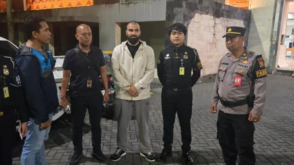 Khasan Askhabov, pria yang disebut-sebut bos geng Rusia perampok WN Ukraina di Bali, saat ditangkap di Bandara