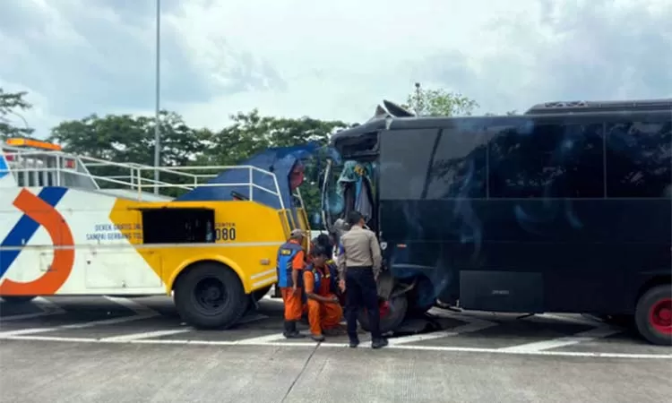 Kondisi Bus Brimob yang alami kecelakaan tunggal di Tol Pandaan-Malang, Purwodadi, Kabupaten Pasuruan saat hen